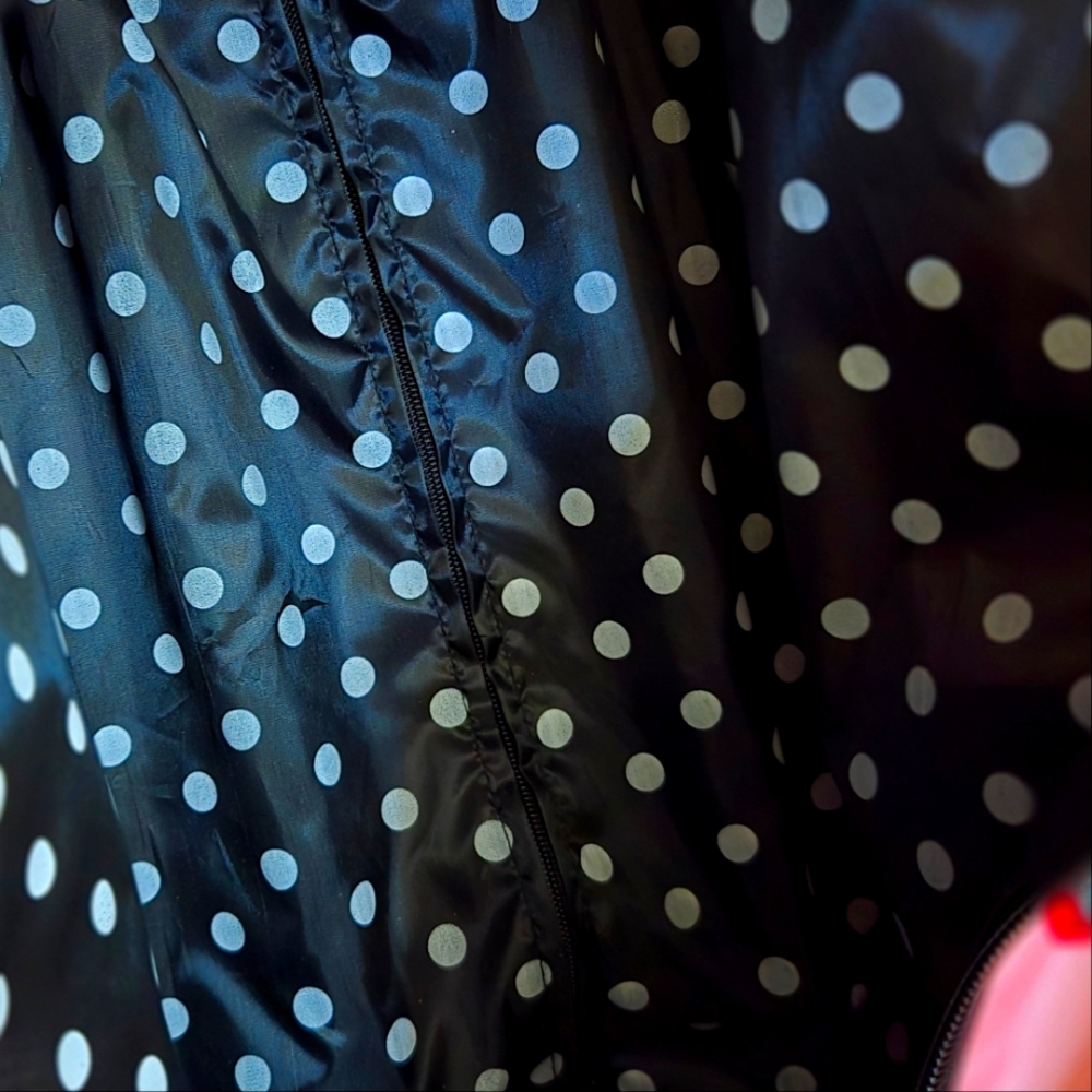 Betsey Johnson Rolling Duffle Bag Strawberry Champagne print w/polka dot lining - Picture 3 of 5